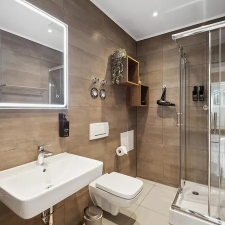 Wiener Palais Am Grossen Garten, Arbeitsplatz, Familie, 7 Pers, Smart-tv * Dresda